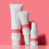 Philip Kingsley Bond Builder Lipid Shield Oil 30 auf einer rosa Fläche vor einem rosa Hintergrund.