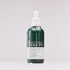 Eine dunkelgrüne Tropfflasche mit „Philip Kingsley Density Preserving Scalp Drops“, aus der Flüssigkeit tropft, vor einem hellen Hintergrund.
