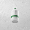 Eine weiße Flasche „Philip Kingsley Flaky Itchy Scalp Shampoo“ steht auf einer nassen, mit Wassertropfen übersäten Oberfläche, auf der sich Kondenswassertropfen gebildet haben.