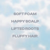Cloud Shampoo von SHYNE: weicher Schaum, glückliche Kopfhaut, gelifteter Haaransatz und flauschiges Haar - alles vor dem Hintergrund eines wolkenverhangenen Himmels.