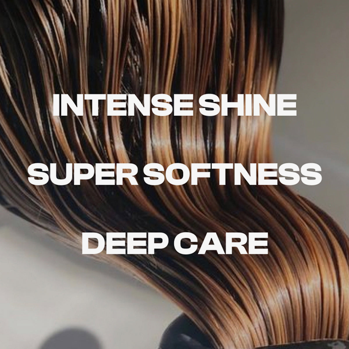 Glänzendes, glattes Haar mit Textoverlay ‚Intense Shine, Super Softness, Deep Care‘ .