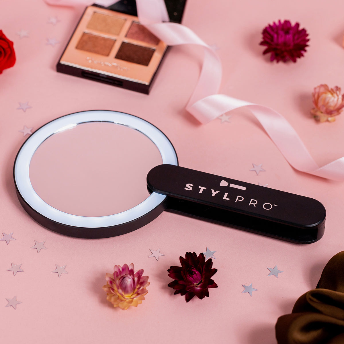 STYLPRO Twirl Me Up LED-Handspiegel – Schwenkbar, Wiederaufladbar, Mit Ringlicht & Tragetasche STYLPRO Twirl Me Up LED-Handspiegel – Schwenkbar, Wiederaufladbar, Mit Ringlicht & Tragetasche