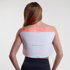 Eine Frau, die das mit rotem Licht beleuchtete STYLPRO Red Light Full Body Panel auf ihrem oberen Rücken und ihren Schultern verwendet.