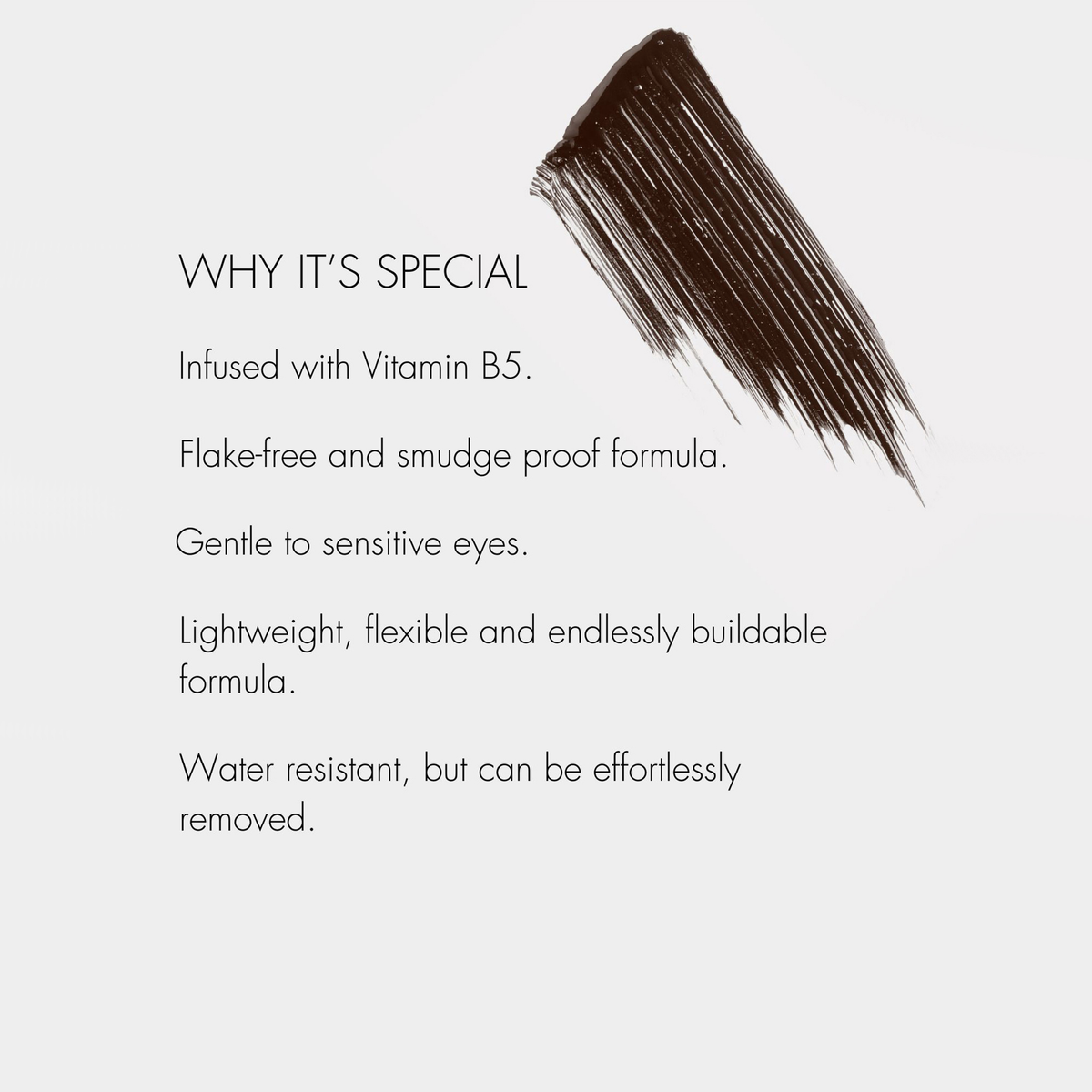 Ein Pinselstrich der „Cloud Mascara“ von SWEED über dem Text, in dem die Vorteile wie Vitamin B5, wischfest, sanft, leicht und wasserfest aufgeführt sind.