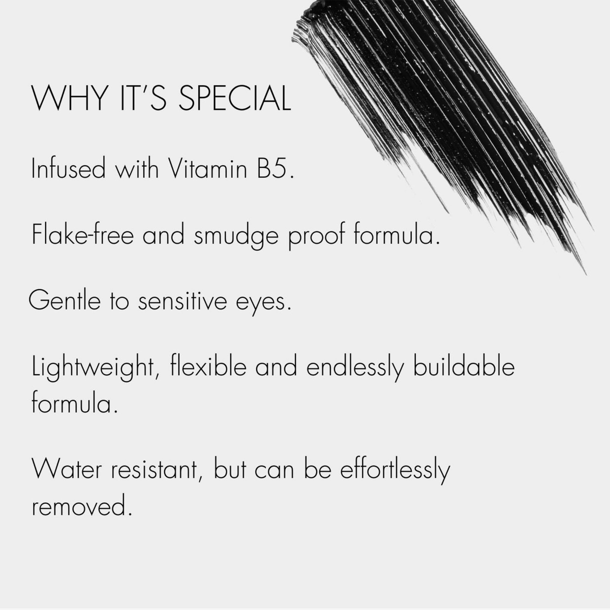 Lash Lift Mascara von SWEED – geschwungene, voluminöse Wimpern. Schwarzer Mascara-Fleck oben rechts auf hellem Hintergrund.