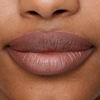 Nahaufnahme der Lippen mit dem SWEED Lip Liner in Naturbraun, der die glatte und gepflegte Haut besonders gut zur Geltung bringt.
