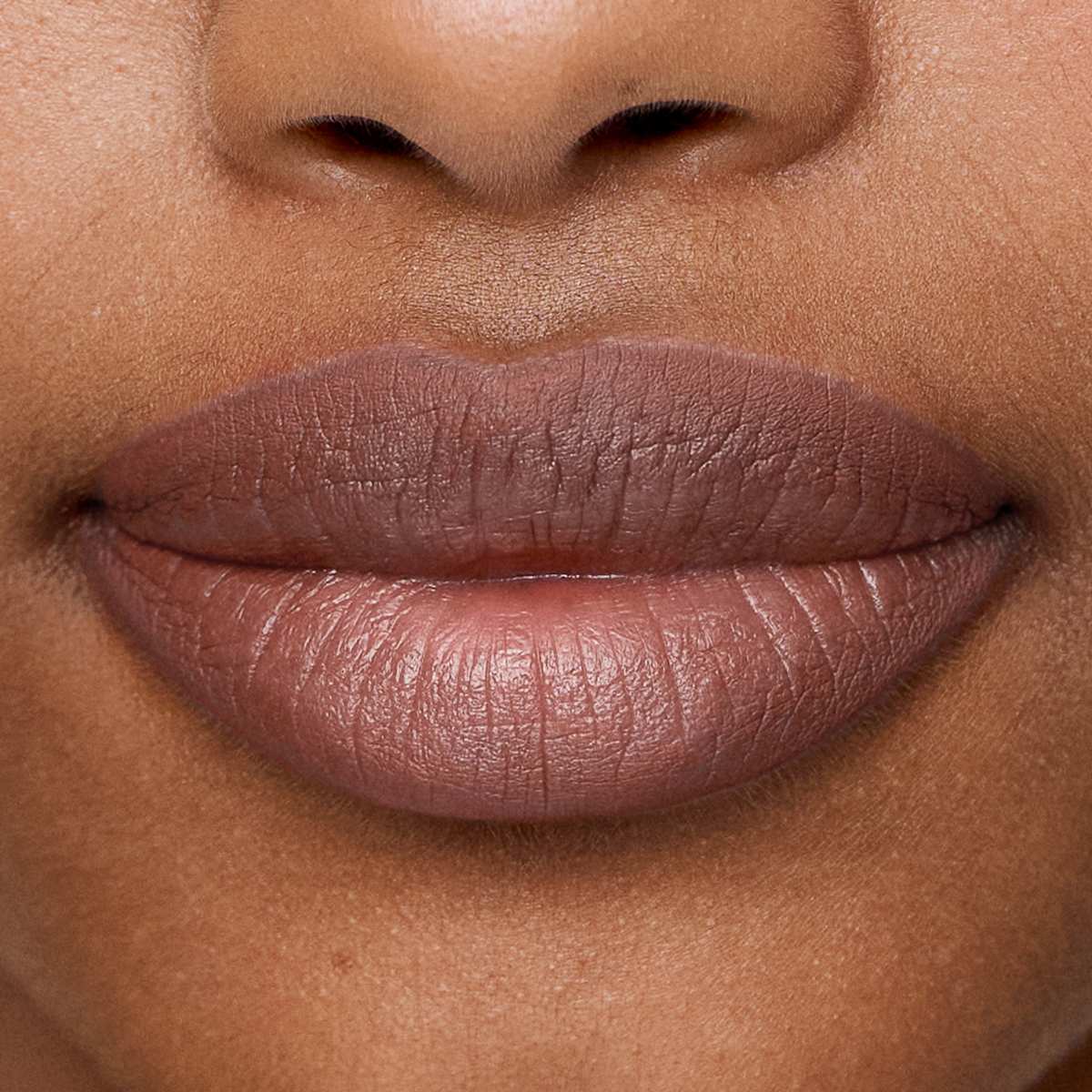 Nahaufnahme der Lippen mit dem SWEED Lip Liner in Naturbraun, der die glatte und gepflegte Haut besonders gut zur Geltung bringt.
