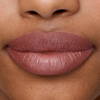 Nahaufnahme der Lippen mit dem geschmeidigen, mauvefarbenen SWEED Lip Liner, der die klare Haut und die natürliche Textur hervorhebt.