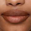 Nahaufnahme von glatter, brauner Haut und natürlichen Lippen, die mit dem SWEED Lip Liner konturiert wurden.
