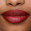 Nahaufnahme der Lippen mit dem SWEED Lip Liner in tiefem Rot, die eine glatte Haut und eine natürliche Lippenstruktur zeigen.
