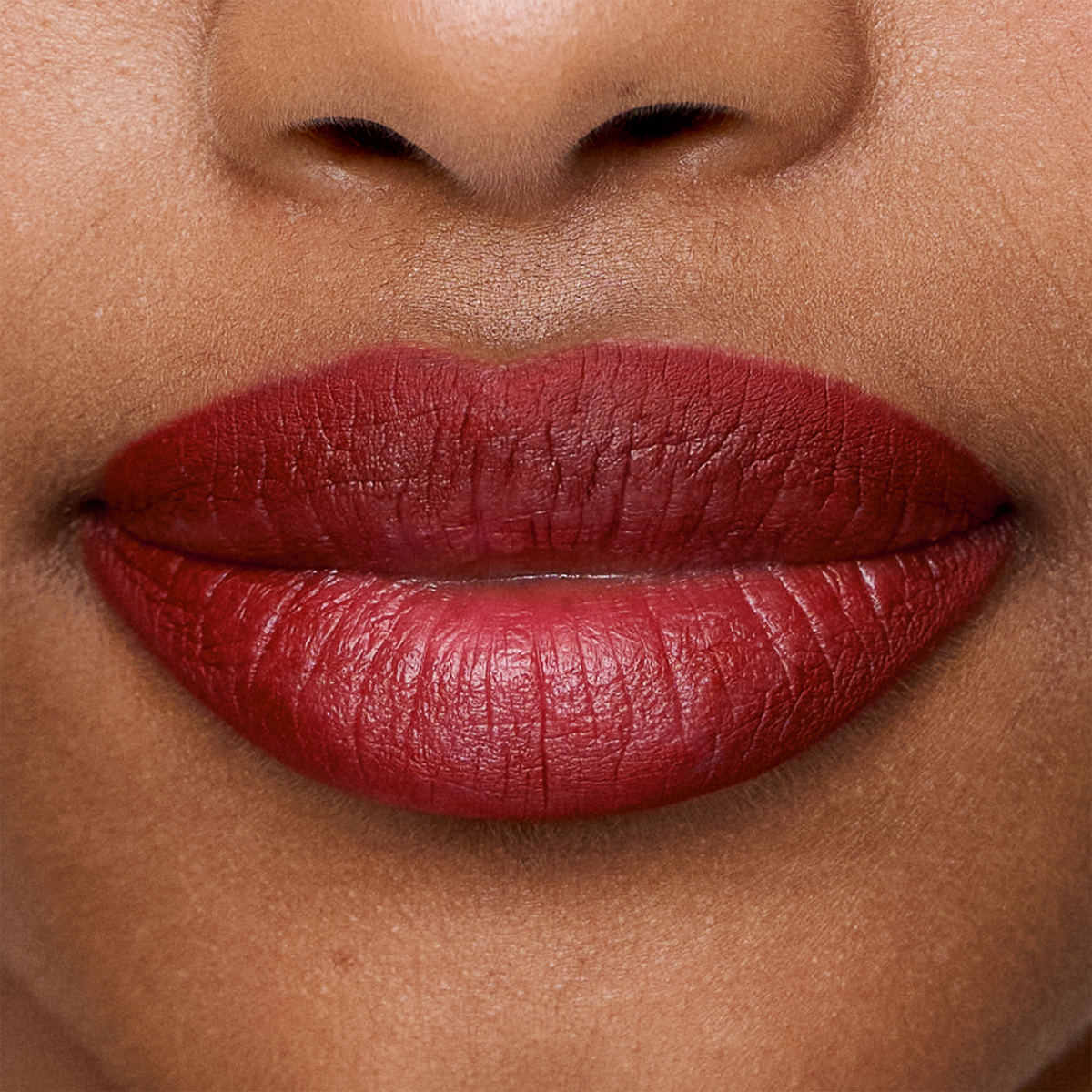 Nahaufnahme der Lippen mit dem SWEED Lip Liner in tiefem Rot, die eine glatte Haut und eine natürliche Lippenstruktur zeigen.
