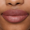 Nahaufnahme der Lippen mit dem SWEED Lip Liner in mattem Mauve, der die glatte und klar definierte Lippenstruktur hervorhebt.
