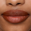 Nahaufnahme von glatter, brauner Haut und natürlichen Lippen, mit dem SWEED Lip Liner für einen makellosen, schlichten Look.