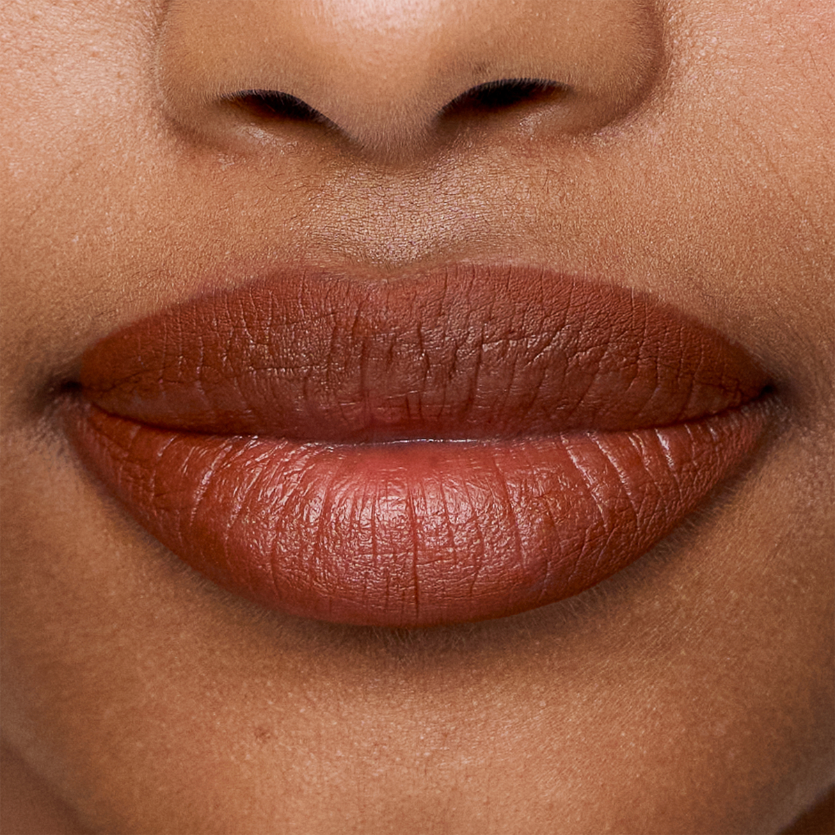 Nahaufnahme von glatter, brauner Haut und natürlichen Lippen, mit dem SWEED Lip Liner für einen makellosen, schlichten Look.
