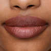 Eine Nahaufnahme zeigt glatte, braune Haut und klar definierte, gepflegte Lippen, die mit dem SWEED Lip Liner betont wurden.