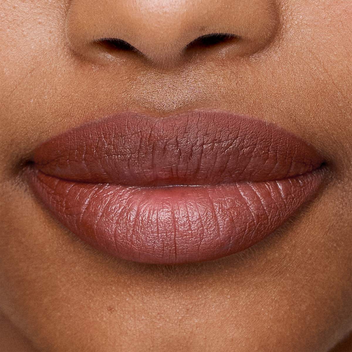 Eine Nahaufnahme zeigt glatte, braune Haut und klar definierte, gepflegte Lippen, die mit dem SWEED Lip Liner betont wurden.