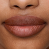 Nahaufnahme der Lippen mit dem SWEED Lip Liner in Naturbraun, die eine glatte, gepflegte Haut zeigen und einen kurzen Blick auf die Nase darüber gewähren.