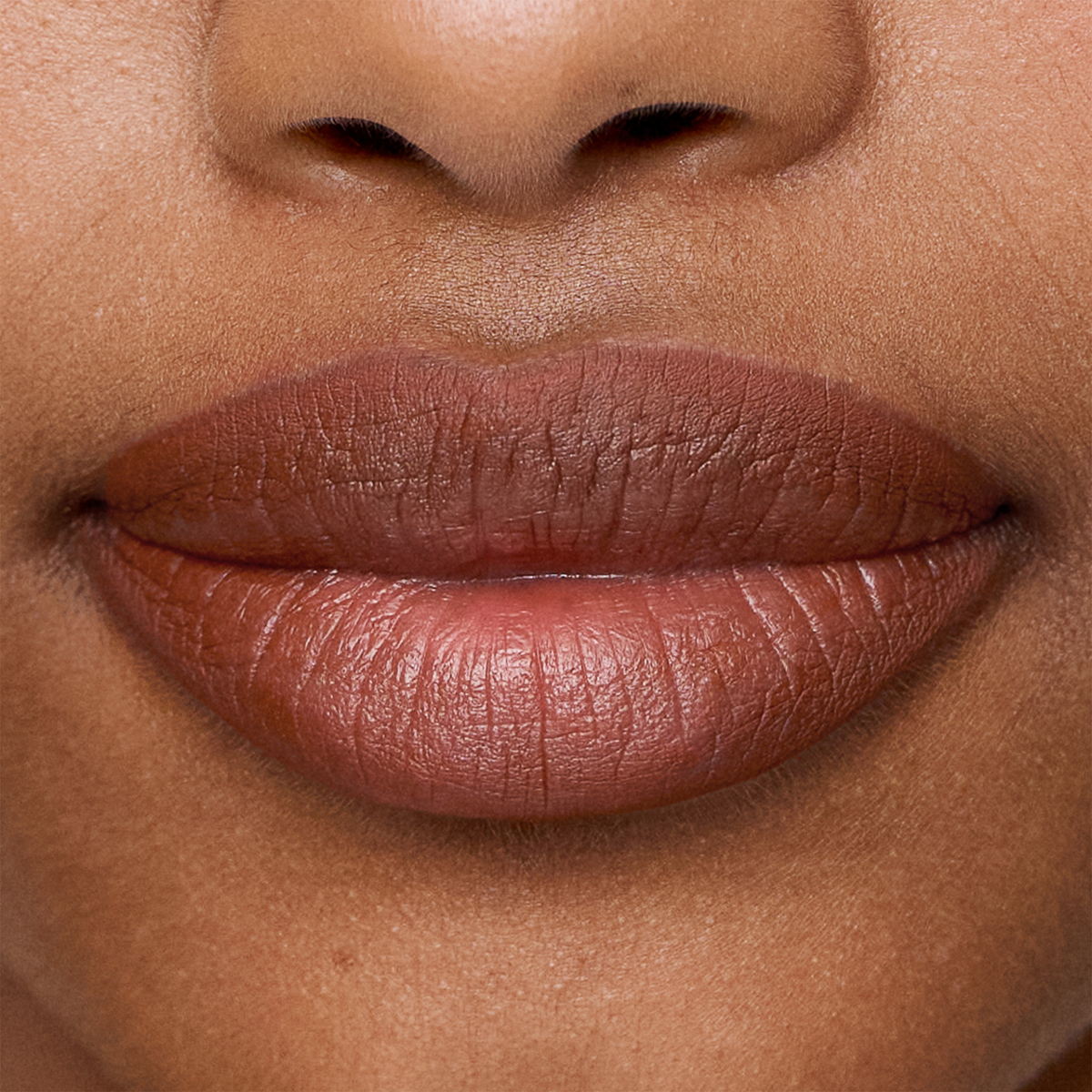Nahaufnahme der Lippen mit dem SWEED Lip Liner in Naturbraun, die eine glatte, gepflegte Haut zeigen und einen kurzen Blick auf die Nase darüber gewähren.