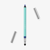 Ein türkisfarbener SWEED Satin Eyeliner-Stift mit silbernen Kappen an beiden Enden, wobei eine Kappe entfernt und beiseitegelegt wurde.
