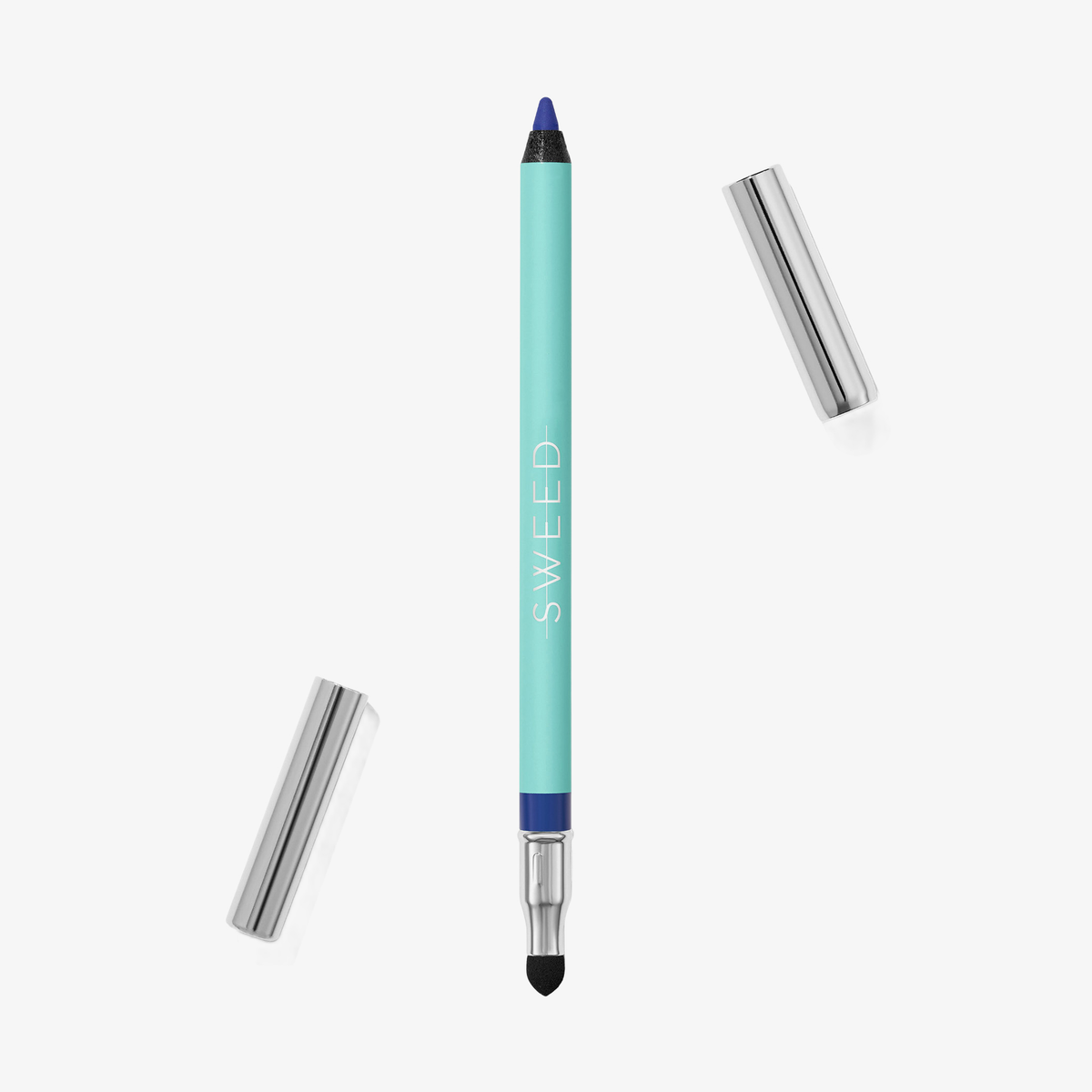 Ein türkisfarbener SWEED Satin Eyeliner-Stift mit silbernen Kappen an beiden Enden, wobei eine Kappe entfernt und beiseitegelegt wurde.