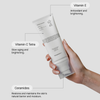 Eine Hand hält die „Transparent Lab Invisible Sunscreen SPF50+“-Tube mit Sprechblasen zu Vitamin E, Vitamin C Tetra und Ceramiden.