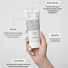 Auf einem einfarbigen Hintergrund hält eine Hand die Sonnencreme „Transparent Lab Lightweight Sunscreen SPF50+“ mit Beta-Glucan, Glycoin, Allantoin und Ceramiden in der Hand.