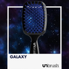 Eine schwarz-blaue Detangling-Haarbürste von UNbrush, genannt Galaxy, mit einem Sternenhintergrund und dem UNbrush-Logo am unteren Rand.