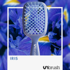 Eine blaue UNbrush Detangling Hair Brush mit der Aufschrift Iris ruht auf einem Hintergrund aus lila Irisblüten.