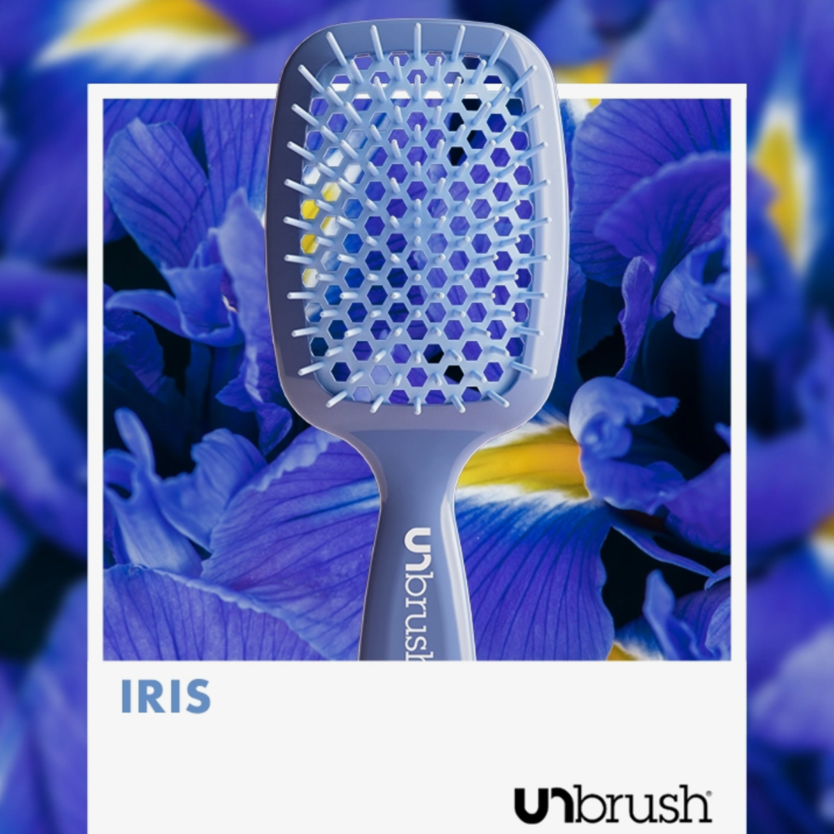Eine blaue UNbrush Detangling Hair Brush mit der Aufschrift Iris ruht auf einem Hintergrund aus lila Irisblüten.