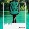 Eine tealfarbene UNbrush Detangling Hair Brush mit wasserähnlichen Löchern, umgeben von einer türkisfarbenen Lagune und grünen Bäumen.