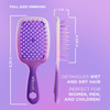 Vorder- und Seitenansicht einer violetten Ombre-Haarbürste aus der UNbrush Ombre Duo Set Collection mit Maßangaben und einem Hinweis darauf, dass sie alle Haartypen entwirrt.