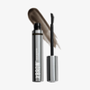 XLASH Brow Booster Augenbrauengel in einer Tube mit einem Applikator und einem Hauch des braunen Produkts dahinter.