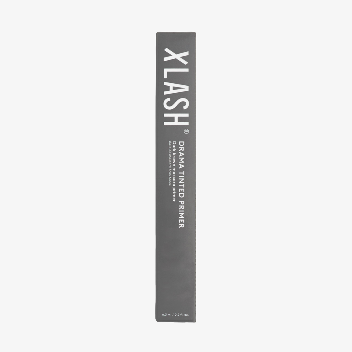 Eine graue, rechteckige Schachtel mit der Aufschrift „XLASH Drama Tinted Primer“ steht aufrecht auf einem weißen Hintergrund.