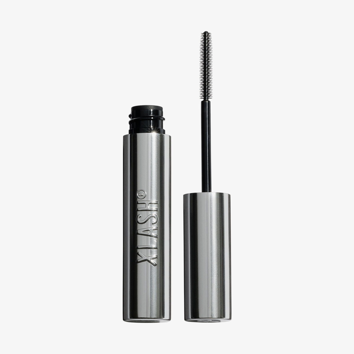 Öffnen Sie die Tube der Lash Booster-Mascara, wobei die Applikatorbürste herausgezogen ist.