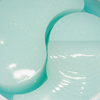 Nahaufnahme der XLASH Rejuvenating Eye Gels – blaue Hydrogel-Patches mit schimmernder, glänzender Textur in einem runden Behälter.
