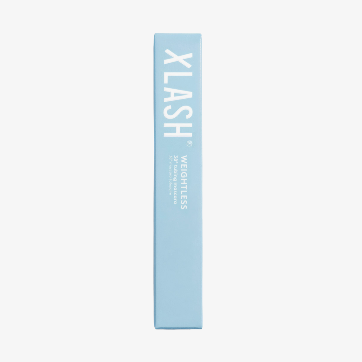 Hellblaue, rechteckige Schachtel mit den Aufdrucken „XLASH“ und „Weightless Mascara“ in weißen Buchstaben, vertikal angeordnet.