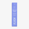 Eine violette Schachtel mit dem „XLASH Xlash Sensitive Eyelash Serum“, auf deren Vorderseite weißer Text und Produktangaben zu sehen sind.