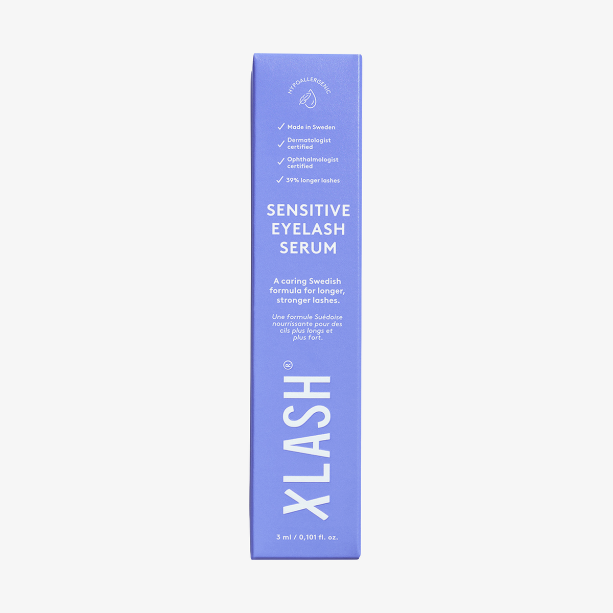 Eine violette Schachtel mit dem „XLASH Xlash Sensitive Eyelash Serum“, auf deren Vorderseite weißer Text und Produktangaben zu sehen sind.