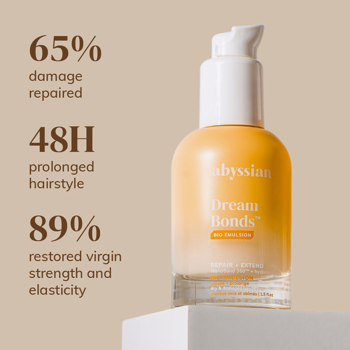 Eine Flasche „Abyssian Dream Bonds Bio Emulsion“ auf einem Sockel, mit Angaben zu Reparatur, Frisur und Stärke auf beigem Hintergrund.