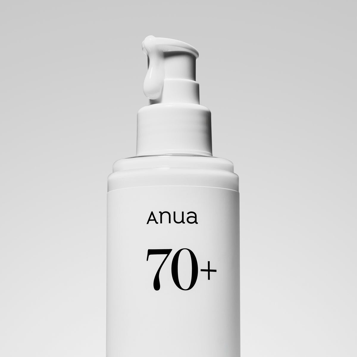 Weiße Lotionspumpflasche mit der Aufschrift „Heartleaf 70 Daily Lotion“ vor einem schlichten hellgrauen Hintergrund.