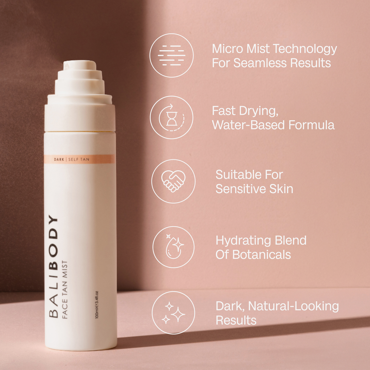 Auf einem beigen Hintergrund ist eine 70-ml-Flasche „Bali Body Face Tan Mist Dark“ abgebildet, neben der die Vorteile des Produkts aufgeführt sind.