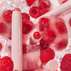 BLONDESISTER 2 IN 1 – DU HAST DIE WAHL: LIPPEN ODER WANGEN – mit Eiswürfeln und frischen Himbeeren vor einem rosa Hintergrund.