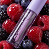 Eine Tube „BLONDESISTER 3 IN 1 CUTE LIPPY LIP OIL“ mit dem Duft von saftigen Himbeeren, Brombeeren und Heidelbeeren, übergossen mit glänzendem Sirup.