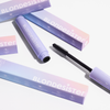 Pastellfarbene BLONDESISTER 4-in-1-CLICK & TURN-Mascara-Tube, Schachteln und Bürste, präsentiert vor weißem Hintergrund.
