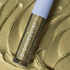 Goldfarbene GLOWEYE-Lidschatten-Tube mit der Aufschrift „BLONDESISTER“ auf einem strukturierten goldenen Hintergrund.