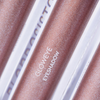 Schimmernde, roségoldene BLONDESISTER GLOWEYE-Lidschatten-Tuben, die unter sanfter Beleuchtung diagonal angeordnet sind.