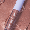 Ein „BLONDESISTER GLOWEYE“-Lidschatten in einem Roségold-Farbton liegt auf einem passenden, schimmernden Hintergrund.