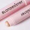 Zwei rosafarbene BLONDESISTER READY TO GLOW HIGHLIGHTER CRYSTAL MOOD 01-Stifte, von denen einer geöffnet ist und eine schimmernde, hellgoldene Spitze zeigt.