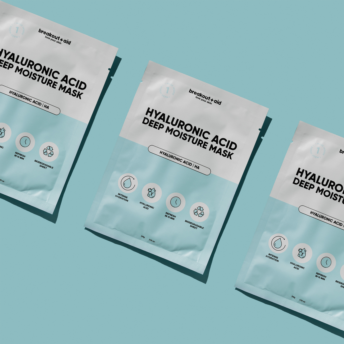 Drei flache Breakout+Aid Hyaluronic Acid Moisture Mask-Päckchen in hellblau-weißer Verpackung.
