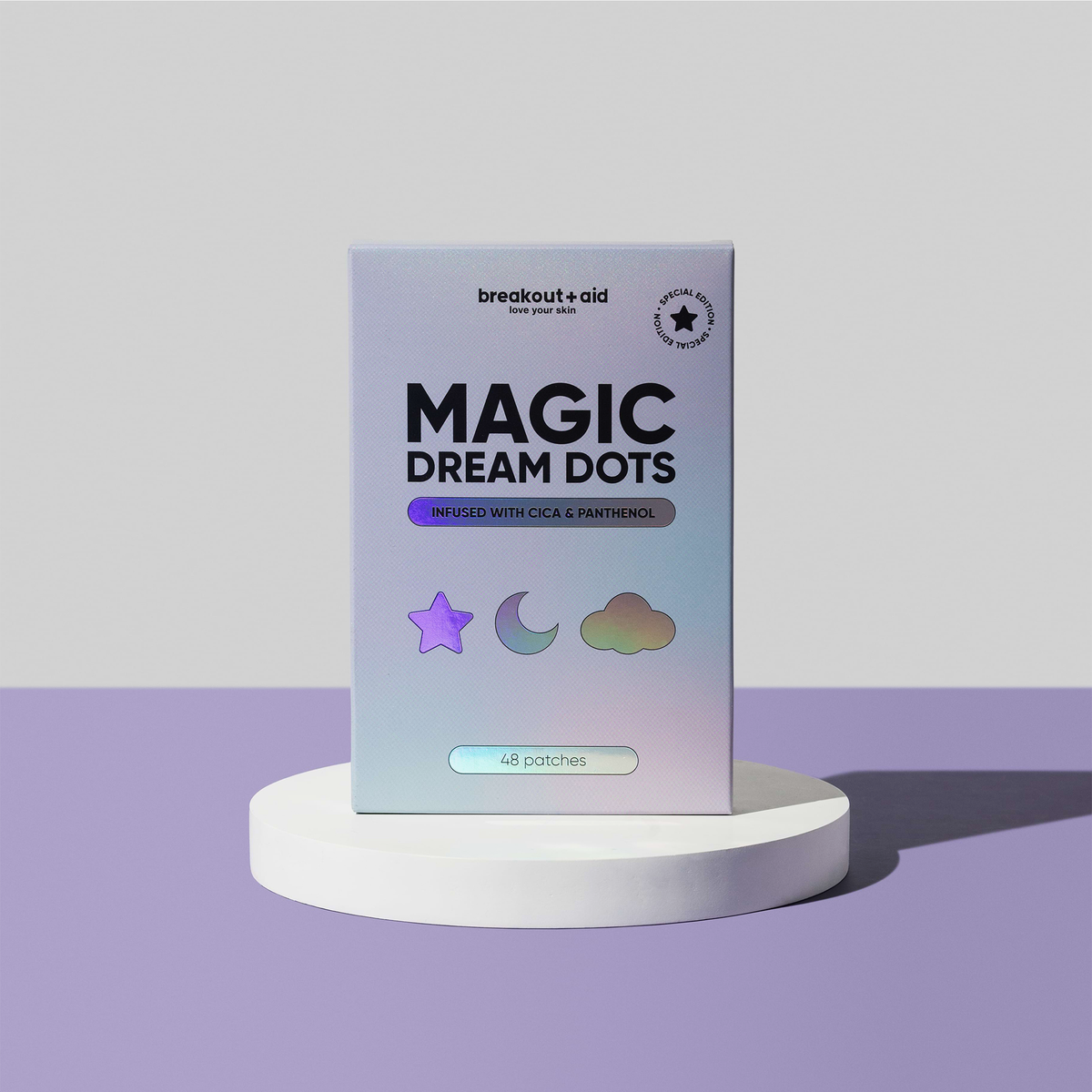 Magic Dream Dots-Akne-Pflaster in einer Verpackung mit holografischen Stern-, Mond- und Wolkenmotiven.